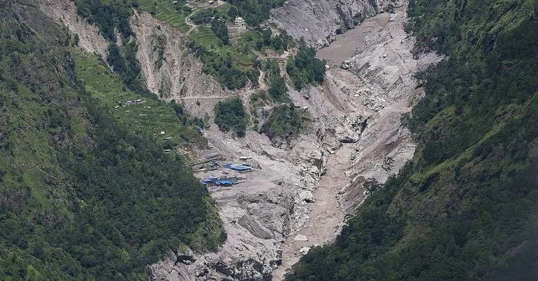Pelo menos 1.225 pessoas morreram no Nepal e na China