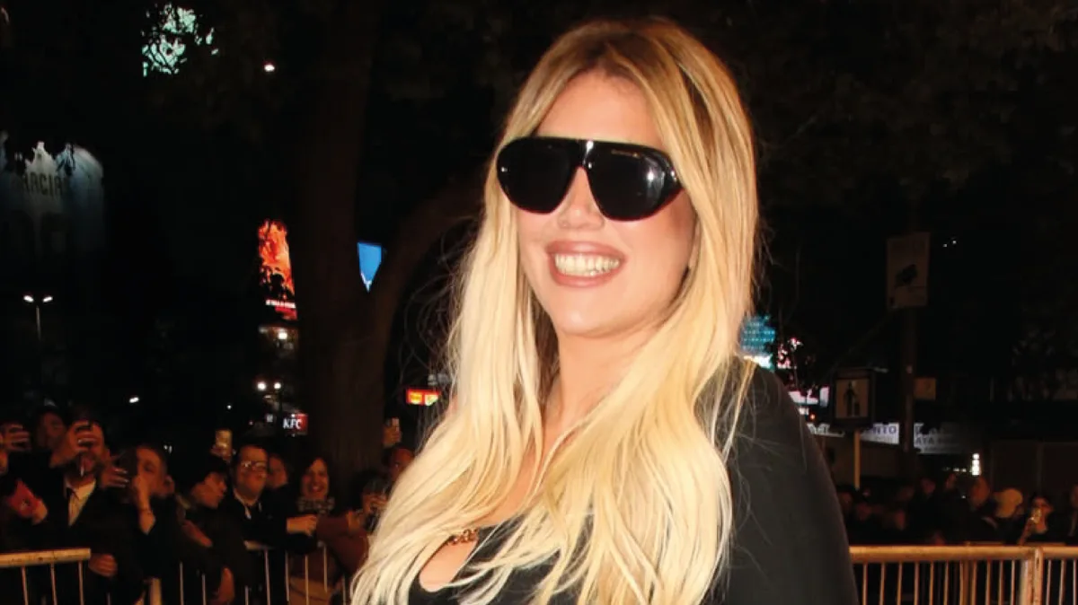 Wanda Nara y un look para el escándalo: body ultracavado y jean al borde de la censura para la alfombra roja