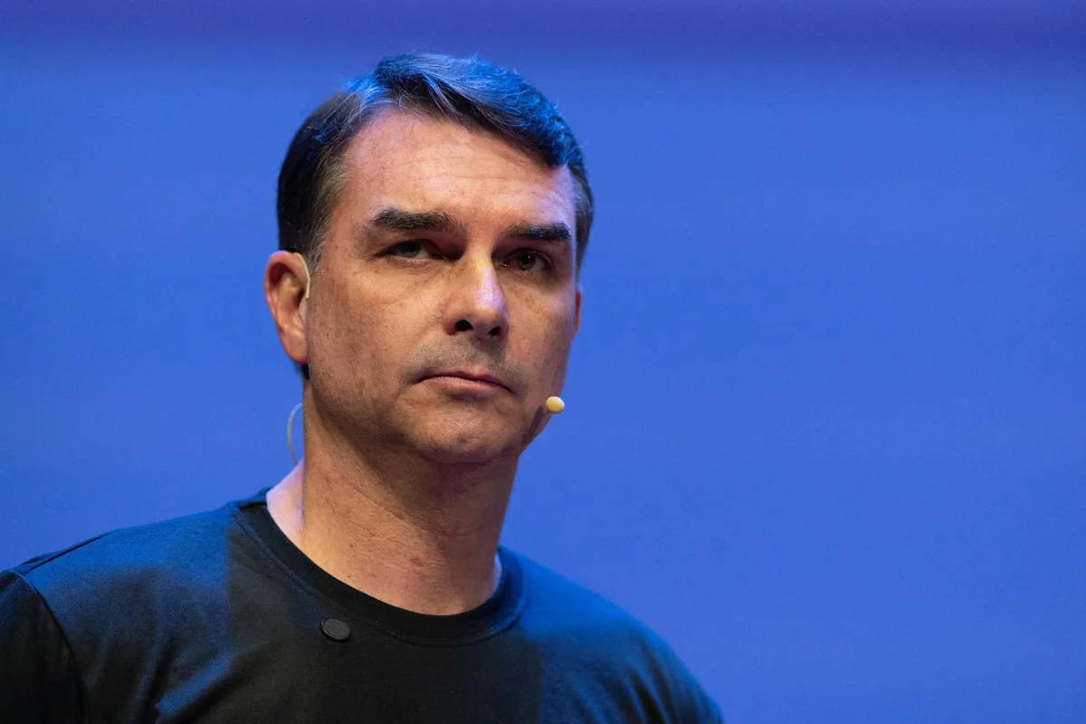 Flávio Bolsonaro reage a críticas por ausência e diz querer debates contra Lula