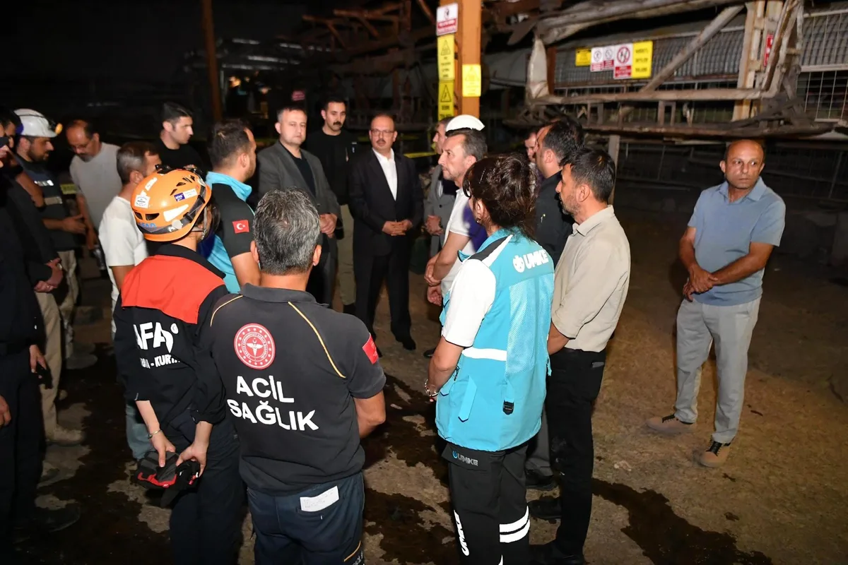 Al menos un muerto y una veintena de heridos tras el derrumbe de una mina de carbón en Ankara (Turquía)