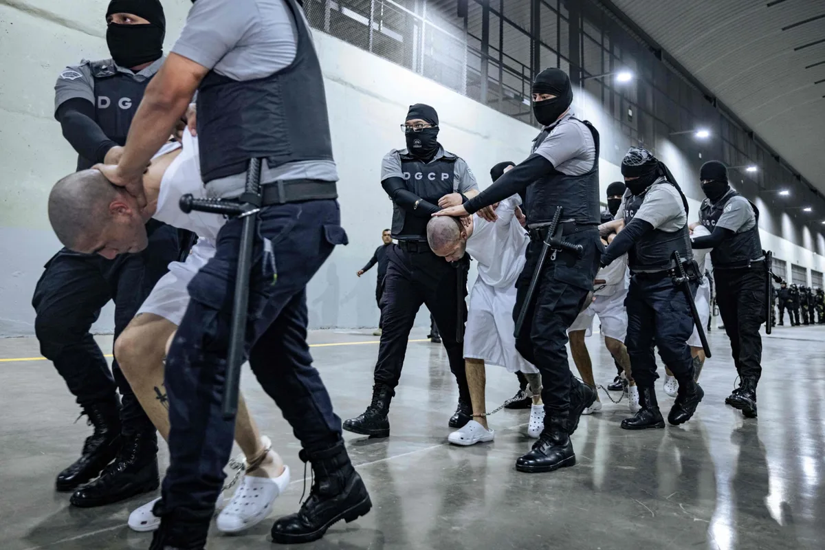 Bukele anunció que planea liberar hasta al 50% de los presos por su “guerra contra las pandillas”