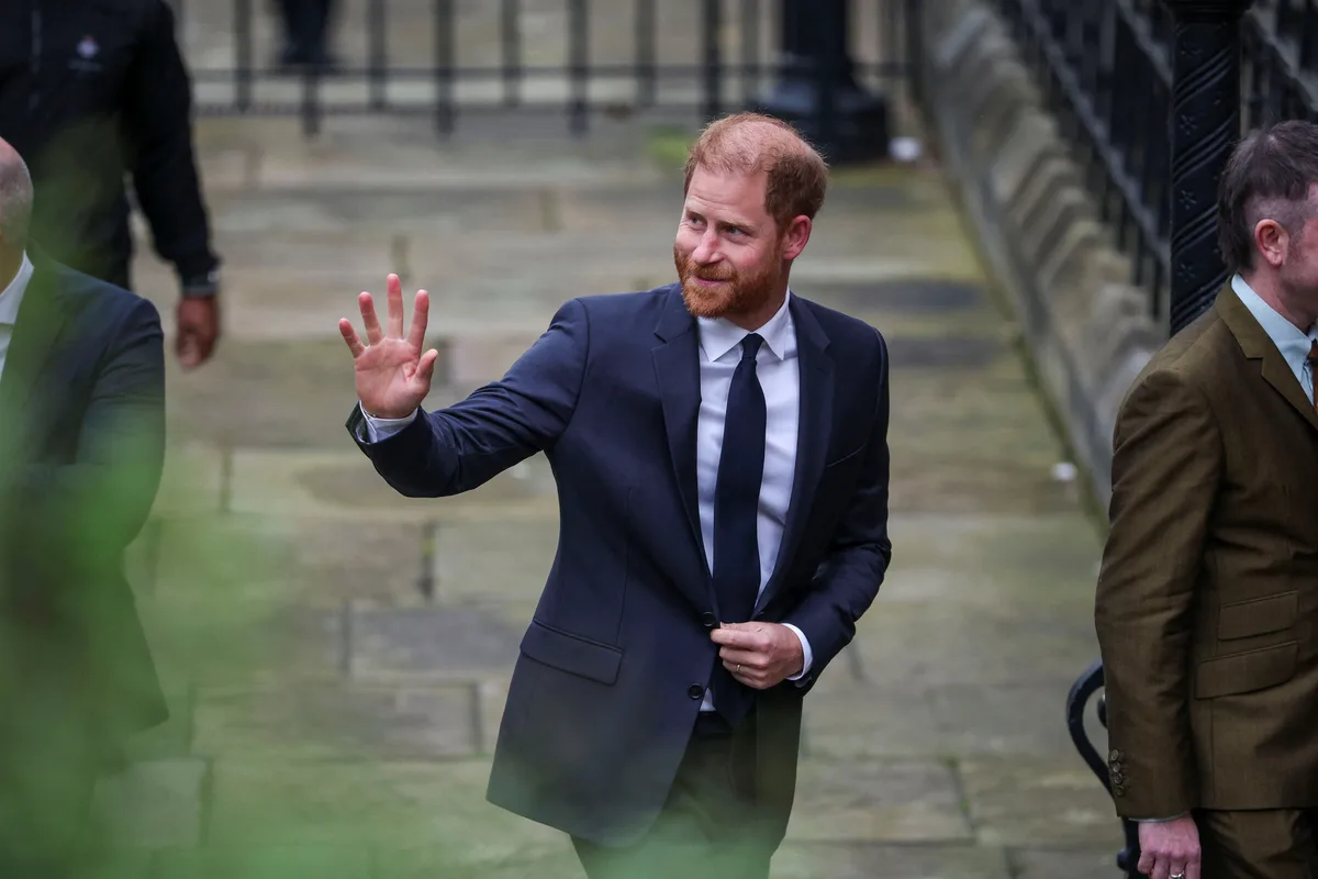 Príncipe Harry, Meghan e filhos chegam ao Reino Unido, diz imprensa local