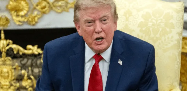 Após ameaçar Omã, Trump diz querer transformar Hormuz em território dos EUA