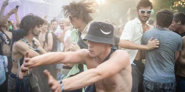 « Ça fait du bien de se rentrer dedans » : l’euphorie du pogo, quand les corps entrent en collision dans les festivals et les concerts