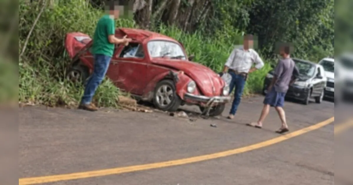Mulher fica ferida após capotamento de Fusca em rodovia de Ivaiporã