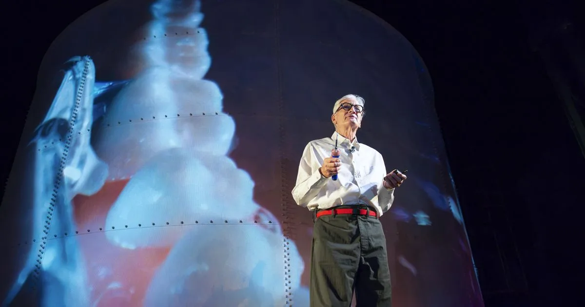 « Créer quelque chose que personne n’attend » : à Paris, James Dyson fait le show et dévoile sa brosse à dents dopée à l’IA