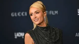 Paris Hilton sostuvo con orgullo la bandera de Venezuela ¡Brillando!
