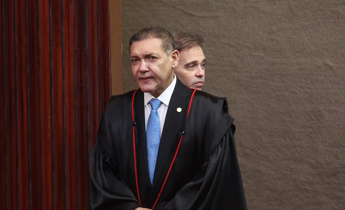 Após pedido contra canal de Flávio Bolsonaro, Kassio recua, libera ‘Exército do Lula’ e muda regra do TSE