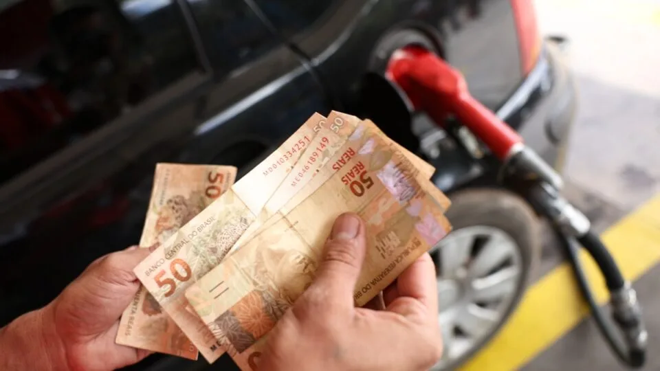 Governo zera impostos federais sobre a gasolina a 16 dias do segundo turno