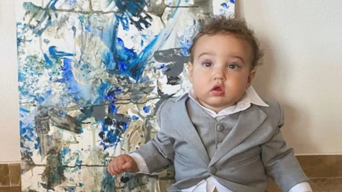 Com apenas 5 meses de idade, o bebê John começou a pintar, vendeu suas pinturas na Espanha e, após 10 meses, bateu um recorde do Guinness