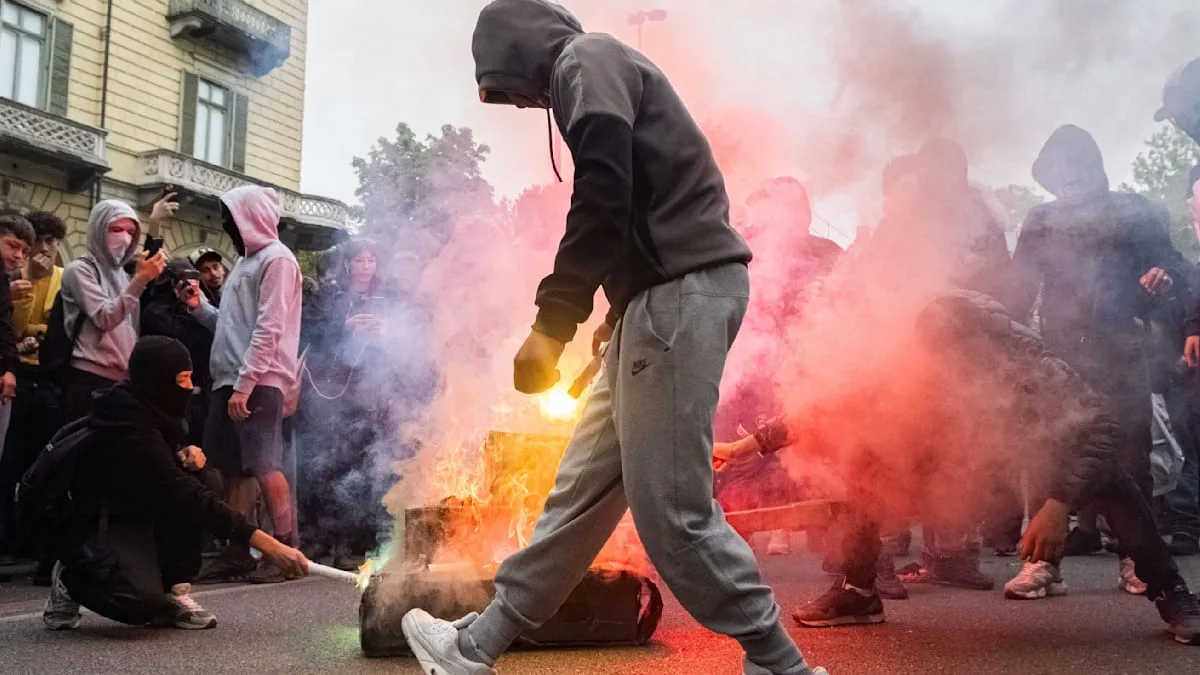 Proteste gegen Meloni und Schulzustände eskalieren in Turin – Polizei setzt Wasserwerfer und Tränengas ein
