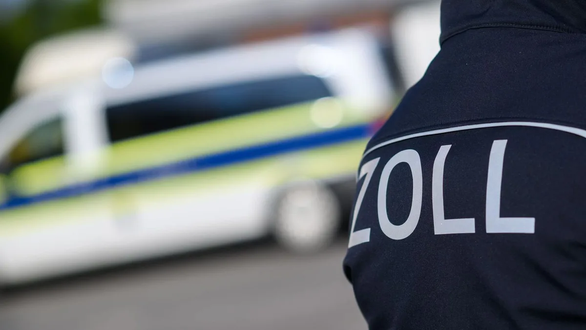 Fahndungsaktion: Kontrolle auf A1: 101.000 Euro in Fast-Food-Tüte gefunden