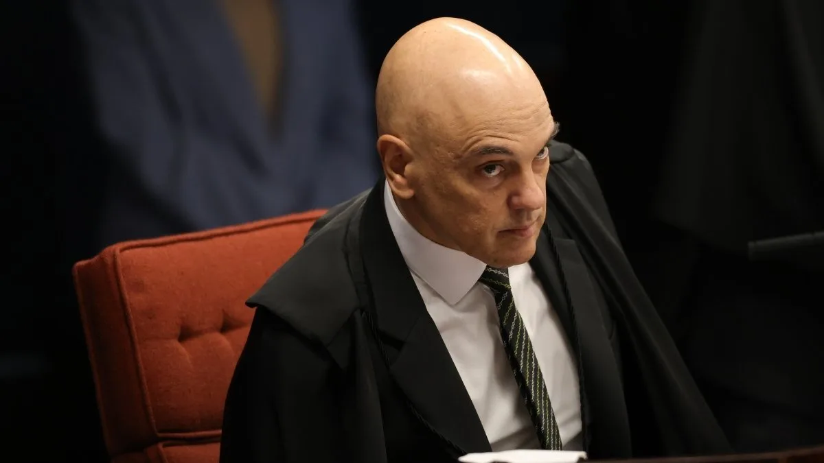 O dia na política: caso Moraes-Vorcaro incendeia a corrida eleitoral; TSE libera campanha de Renan Santos