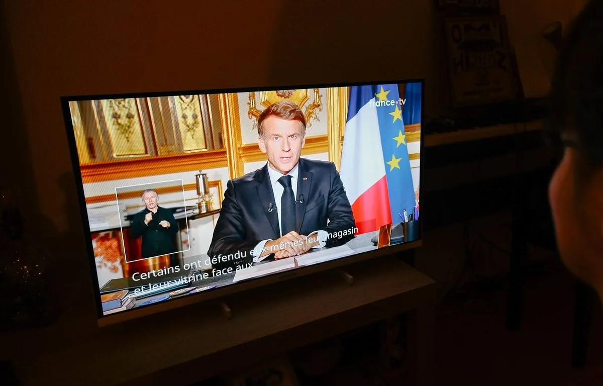 Violences du 17 octobre : Macron promet fermeté contre les auteurs et « transparence » sur le dispositif sécuritaire