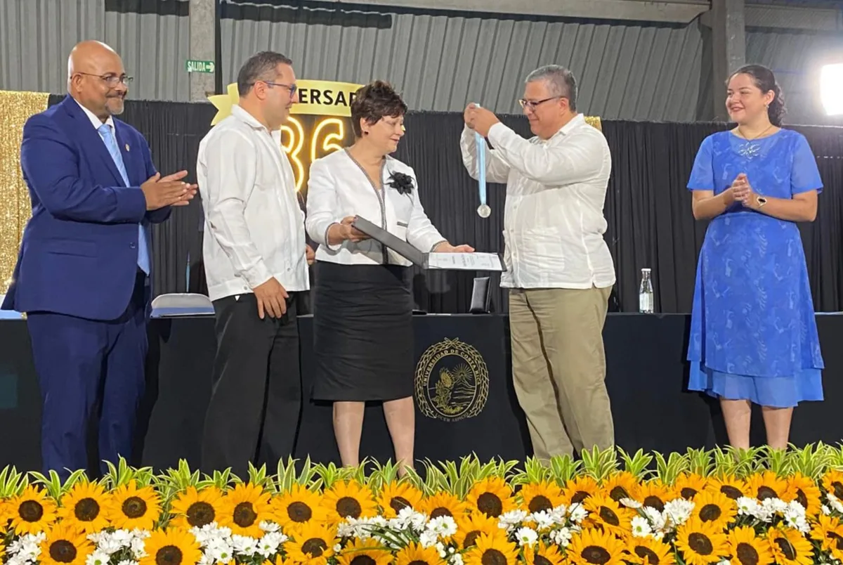 Presidenta del Tribunal Supremo de Elecciones recibe máxima distinción de la Universidad de Costa Rica