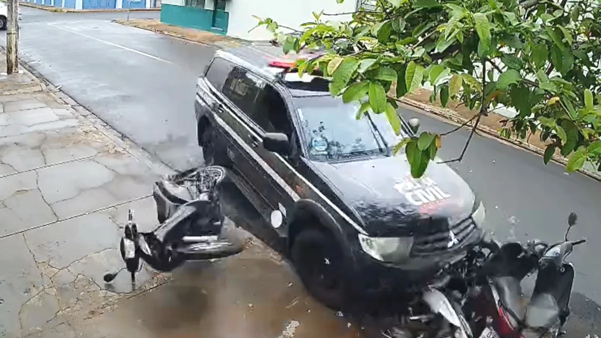 VÍDEO: Viatura atinge quatro motos e bate em árvore em Uberaba