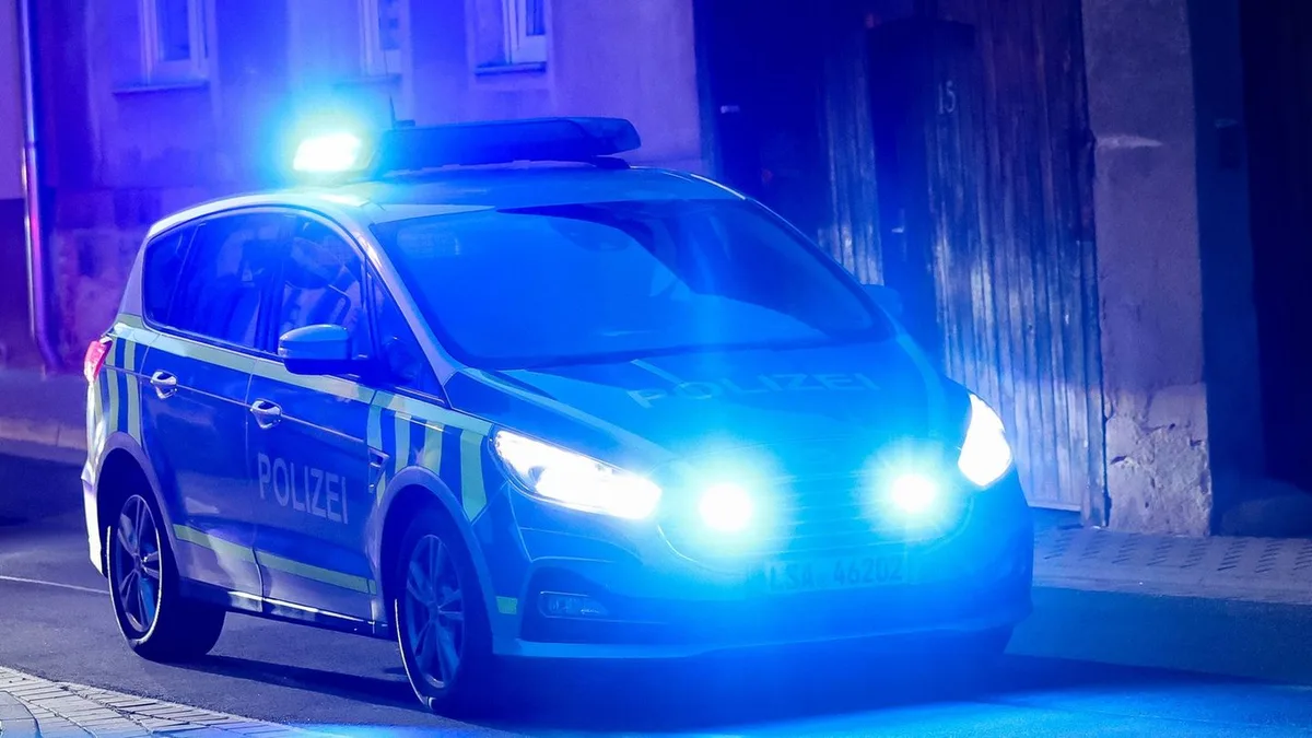 Kind in Klinik: Auto fährt gegen Fahrradanhänger – Kind schwer verletzt