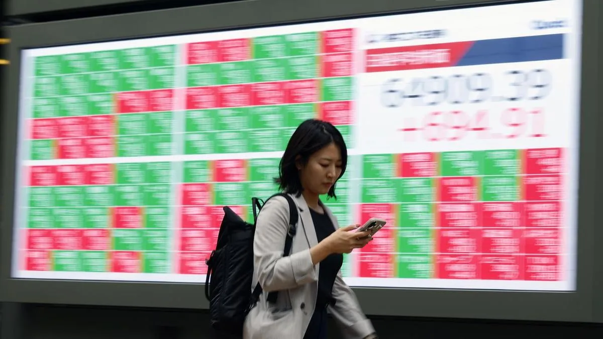 Asian stocks mixed as oil eases off highs amid talks