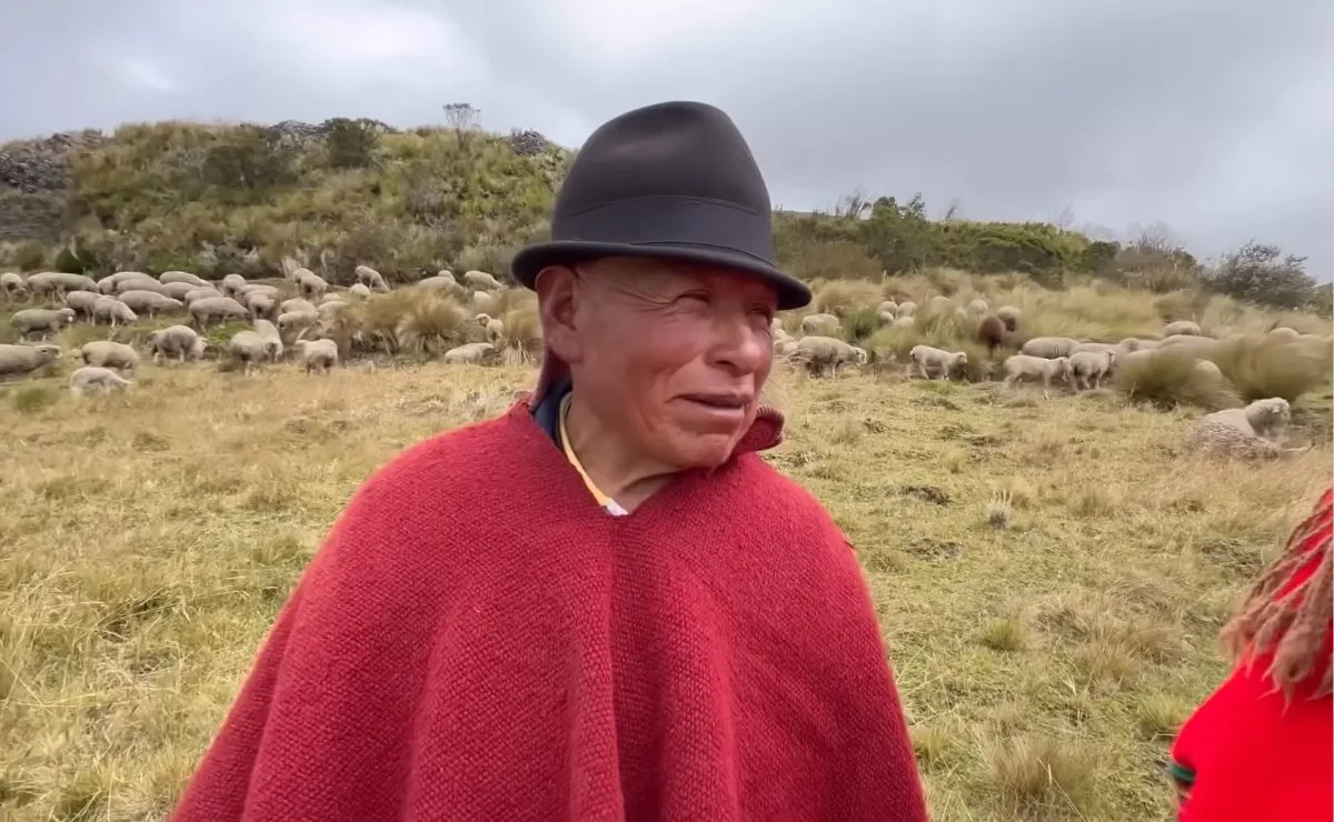 Pastor de ovelhas vive a 4 mil metros de altitude cuidando de rebanho e declara: “Feliz com a tranquilidade”