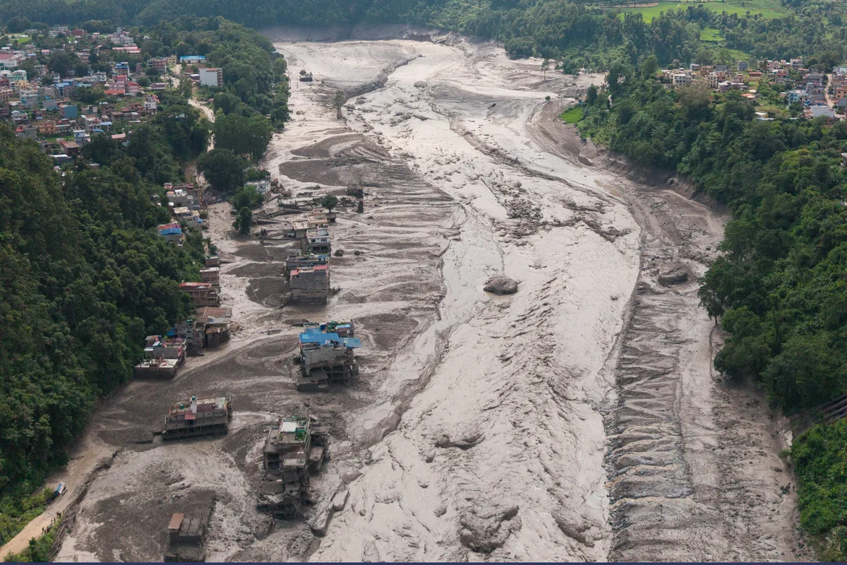 Tragedia en la frontera de Nepal con China: subió a 160 el número de muertos y hay más de 700 desaparecidos