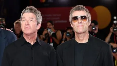 Documentário do Oasis é ovacionado por oito minutos em Veneza, com Liam e Noel juntos no palco