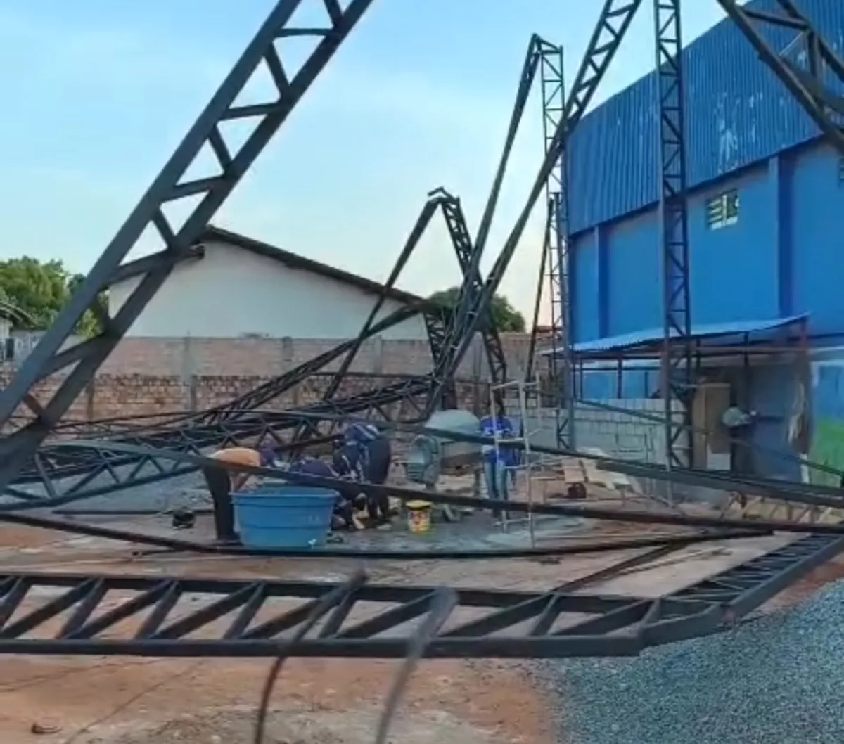 Estrutura metálica desaba e deixa três trabalhadores feridos em Boa Vista