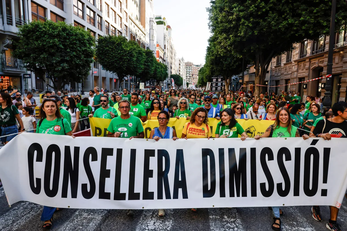 Miles de docentes salen de nuevo a las calles de Valencia para exigir una educación pública “digna y de calidad”