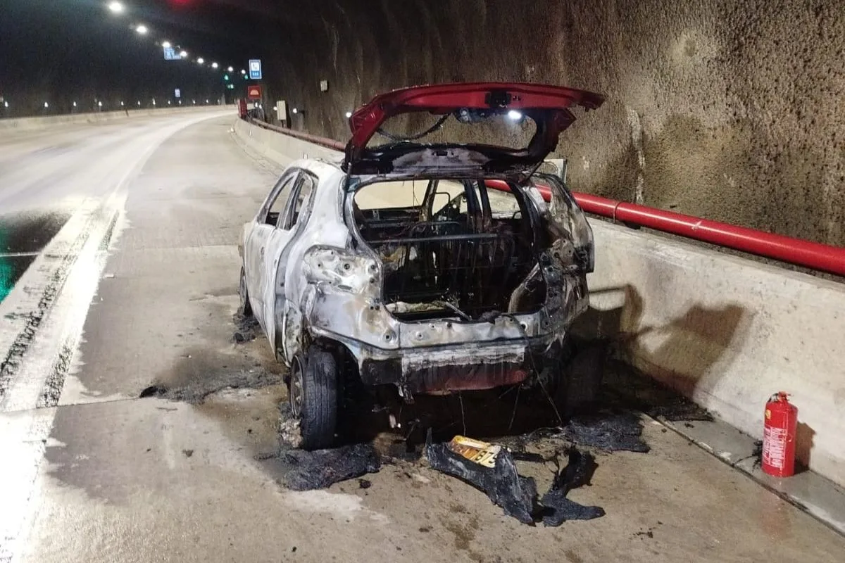 Carro pega fogo dentro de túnel da Tamoios, em Caraguatatuba, e rodovia é interditada