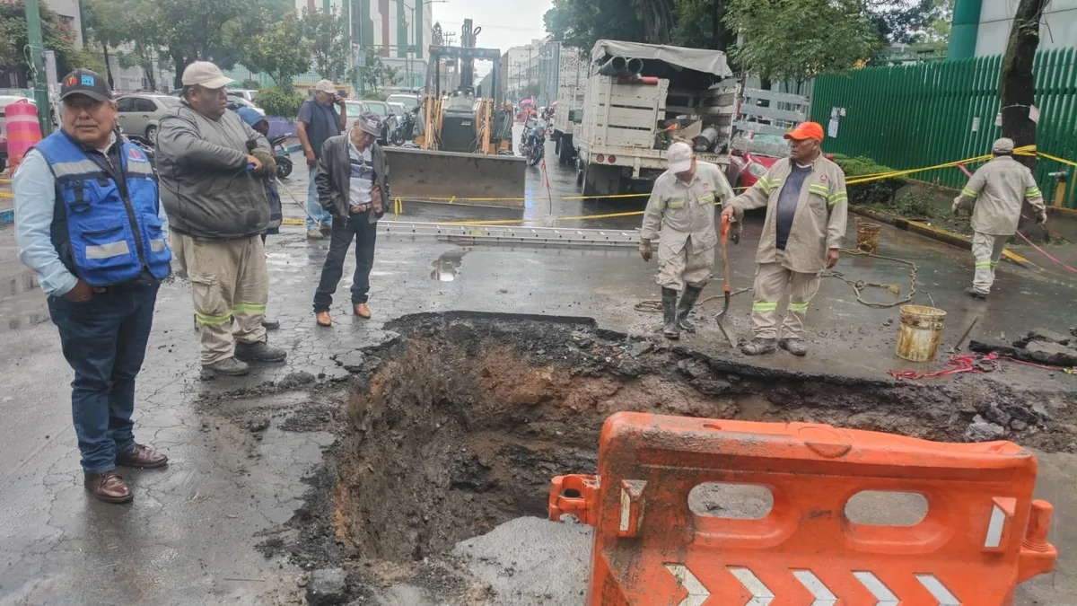 Gobierno de la CDMX culpa a la alcaldía Cuauhtémoc de provocar un socavón donde cayó un vehículo