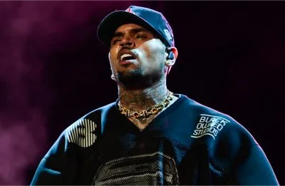 Chris Brown pode perder parte dos ganhos de turnê para quitar indenização milionária, diz site