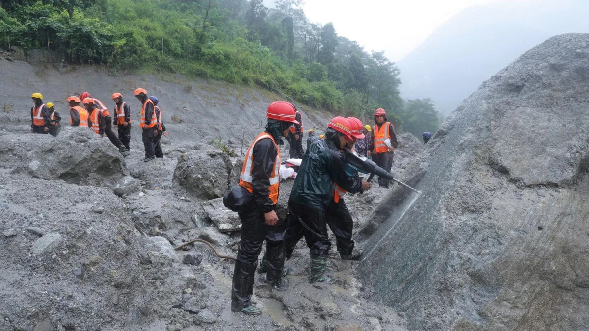 Flut im Himalaya: Hunderte Arbeiter in Wasserkraftwerken eingeschlossen