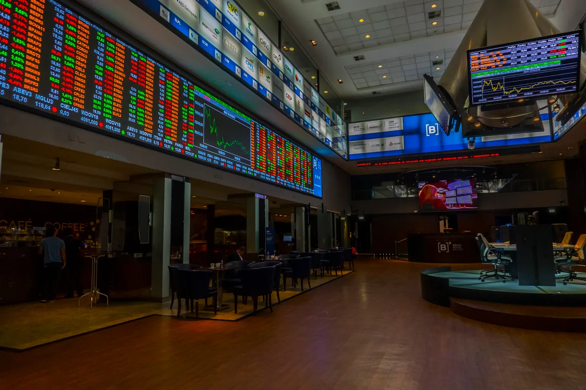 Ibovespa recua com possibilidade de Brasil retaliar tarifaço de Donald Trump