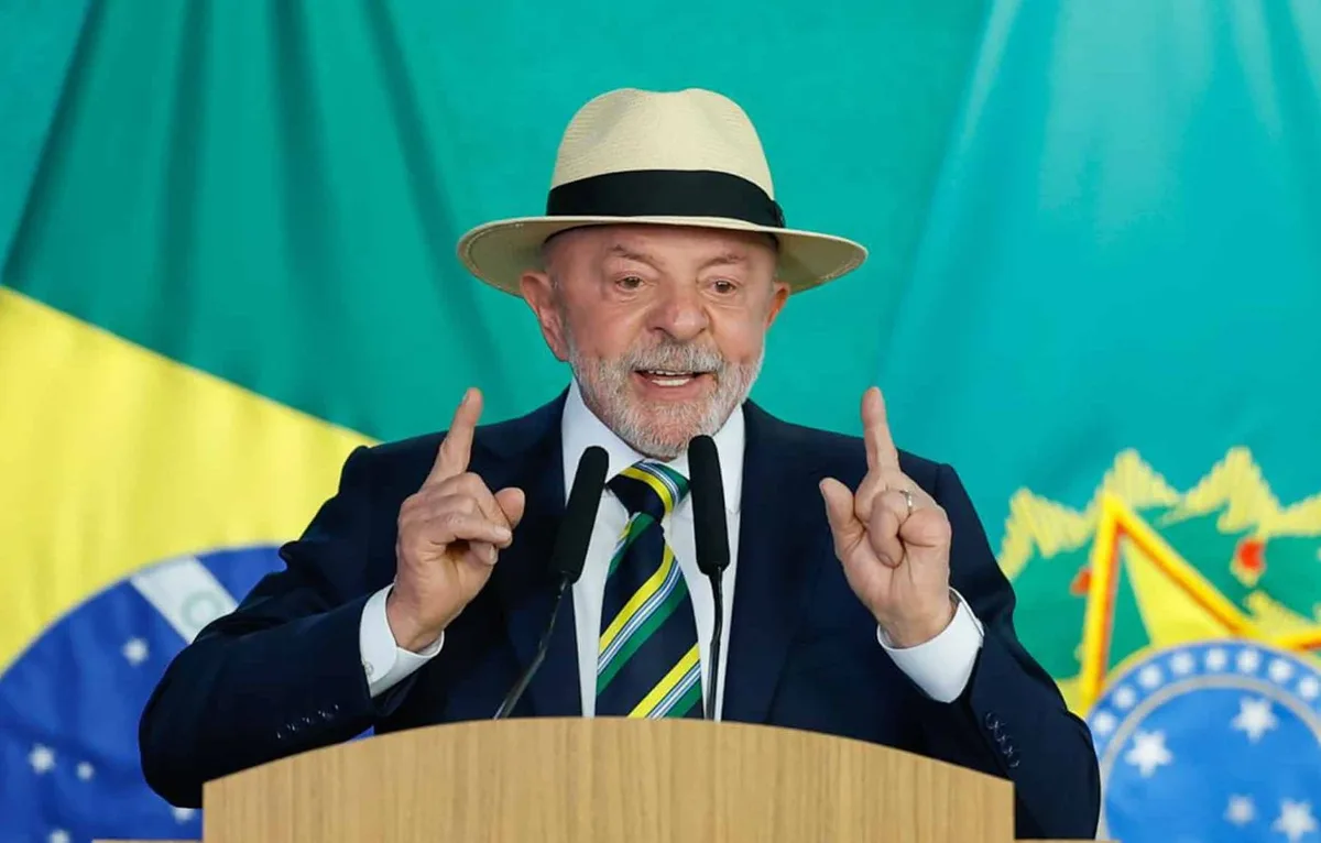 Democracia avança no Brasil com Lula enquanto EUA registram pior nível em 50 anos sob governo Trump