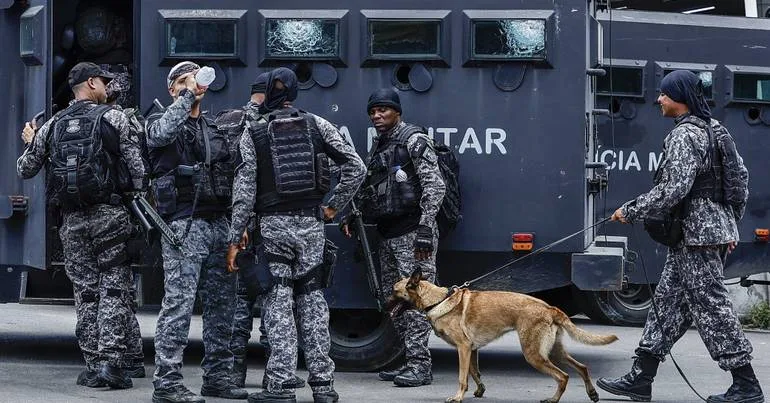 Camiões incendiados para travar operação policial no Rio