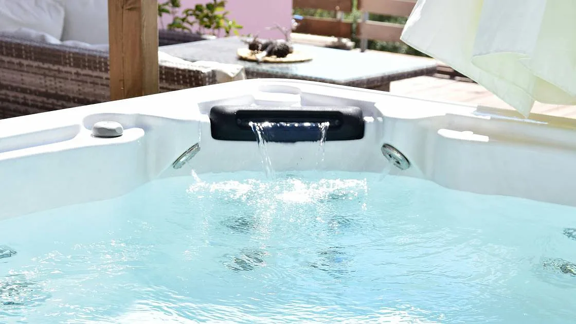 Casal morre dentro de jacuzzi. Filhos menores descobrem os corpos