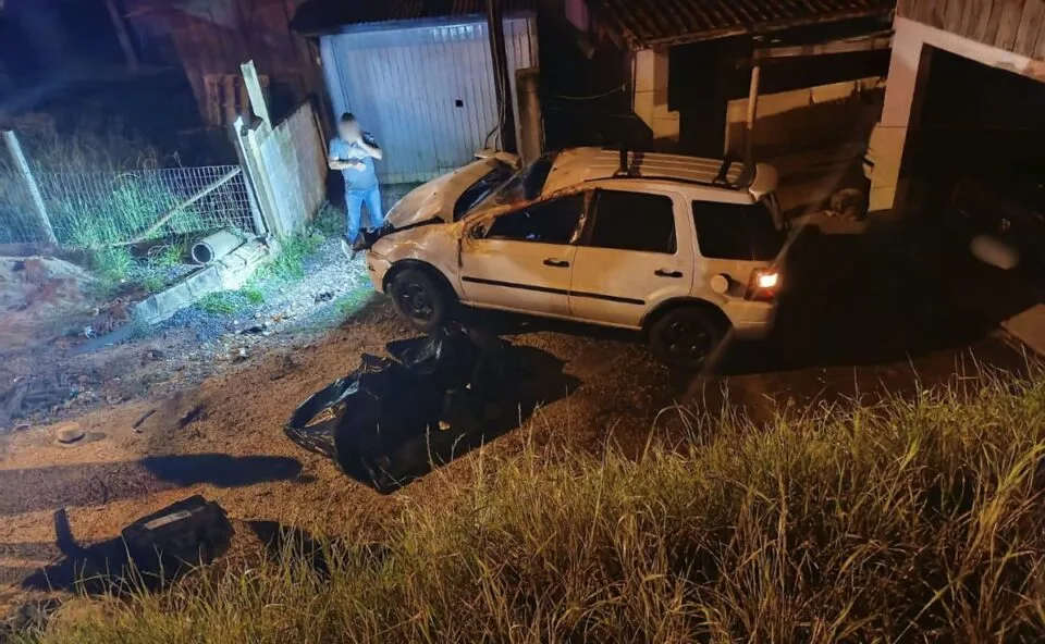 Homem morre e esposa fica ferida após carro bater contra poste e capotar em Itaperuçu: “Desceu em alta velocidade”