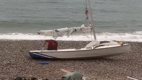 "Des vagues de trois mètres de haut": partis de Créteil pour se rendre à Londres en dériveur, leur pari vire au naufrage