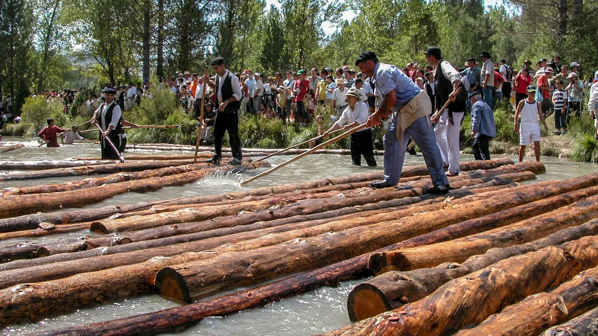 El pequeño pueblo de Guadalajara, de menos de 100 habitantes, que es famoso por sus cascadas y por el oficio más arriesgado del río Tajo