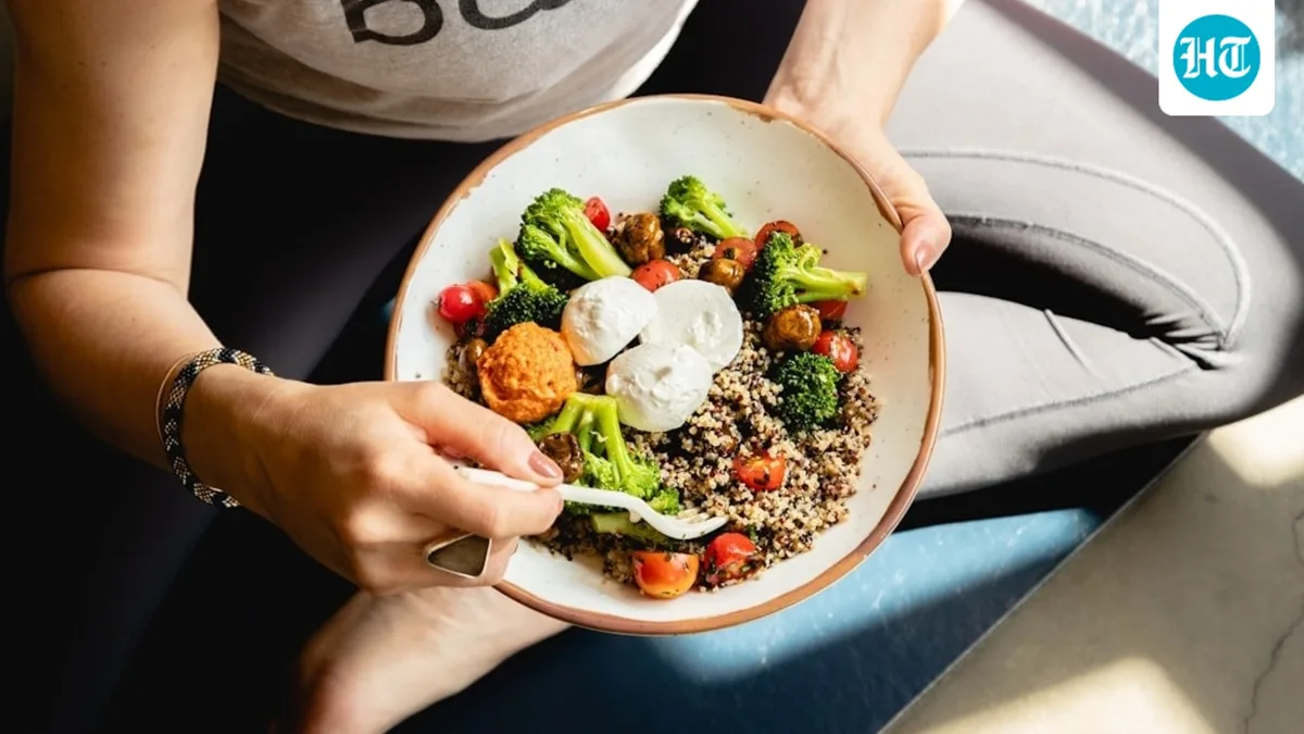 6 everyday dietary habits that may affect women’s hormones, according to a dietitian