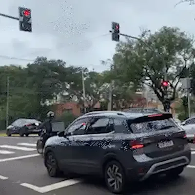 Semáforos travam no vermelho e causam confusão em cruzamento no Centro