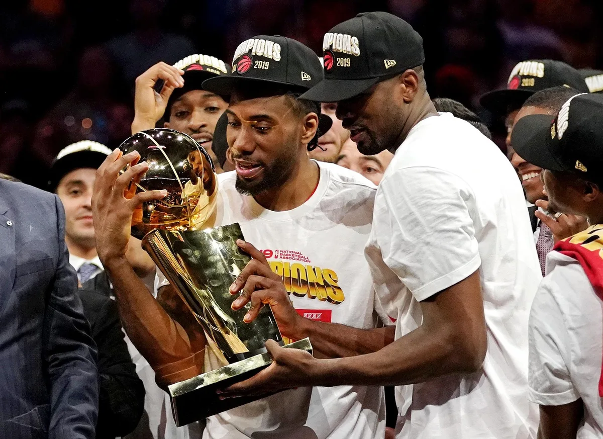 Kawhi Leonard acerta extensão de dois anos com os Raptors por quase R$ 590 milhões