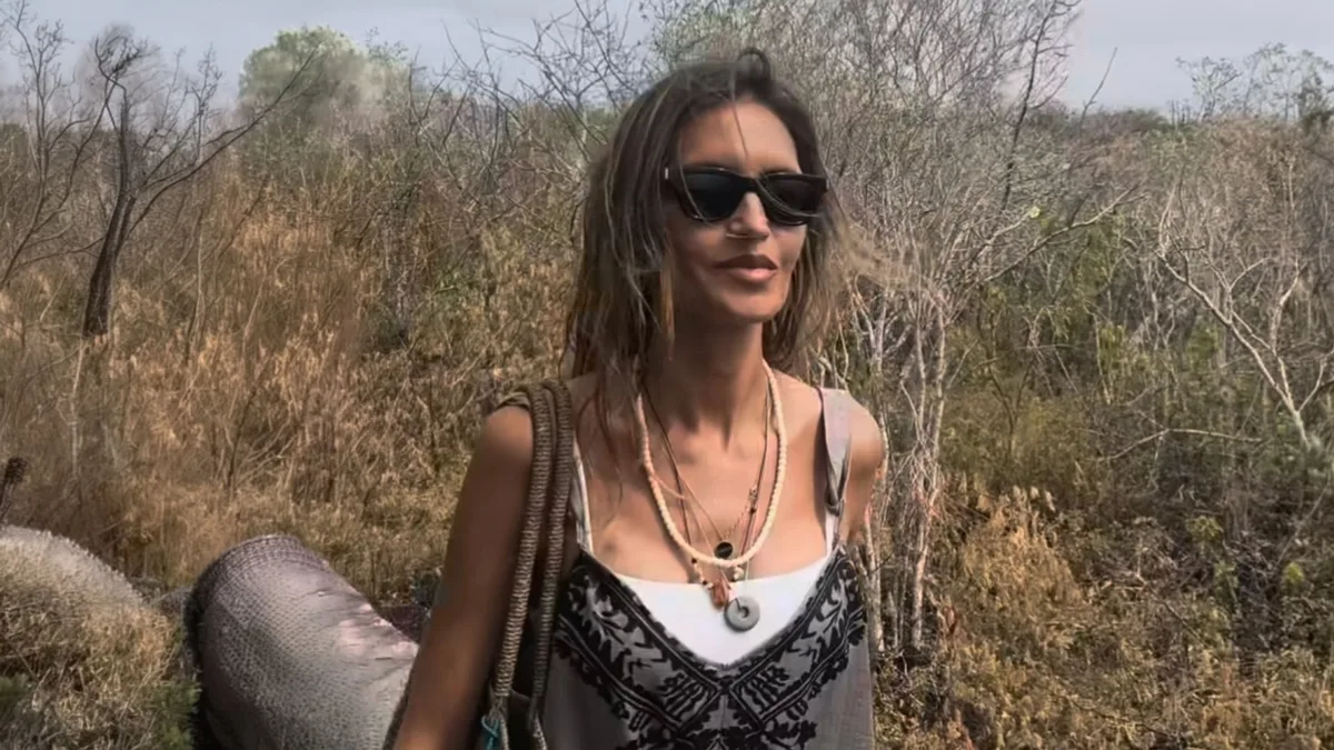 Sara Carbonero lleva a Galápagos las dos caras de su estilo: un vestido asimétrico con joyas y un mono de aire bohemio