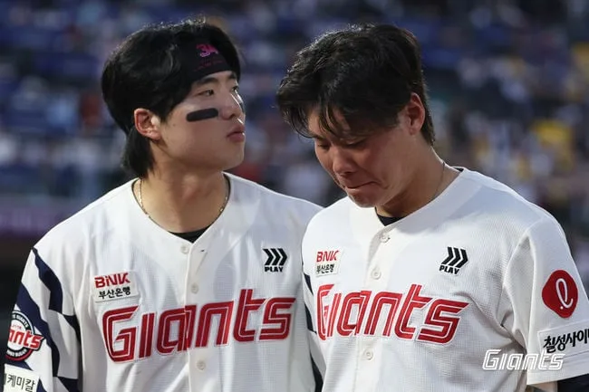 '첫 프로팀' 너무 각별해서 뜨거운 눈물, 사직에서 고시엔처럼 던졌다…ERA 6.11인데 재계약 가능할까
