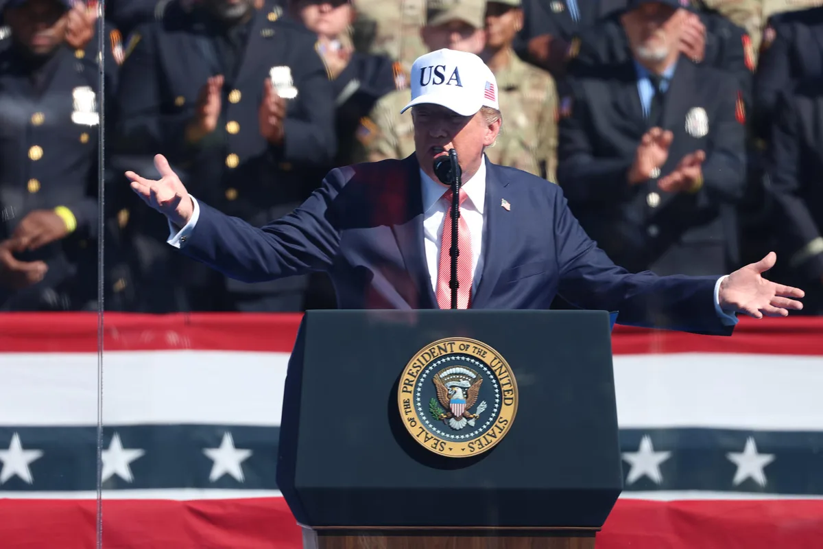 Cadenas de Televisión en EE UU suspenden cobertura de actos de Trump tras veto a medios