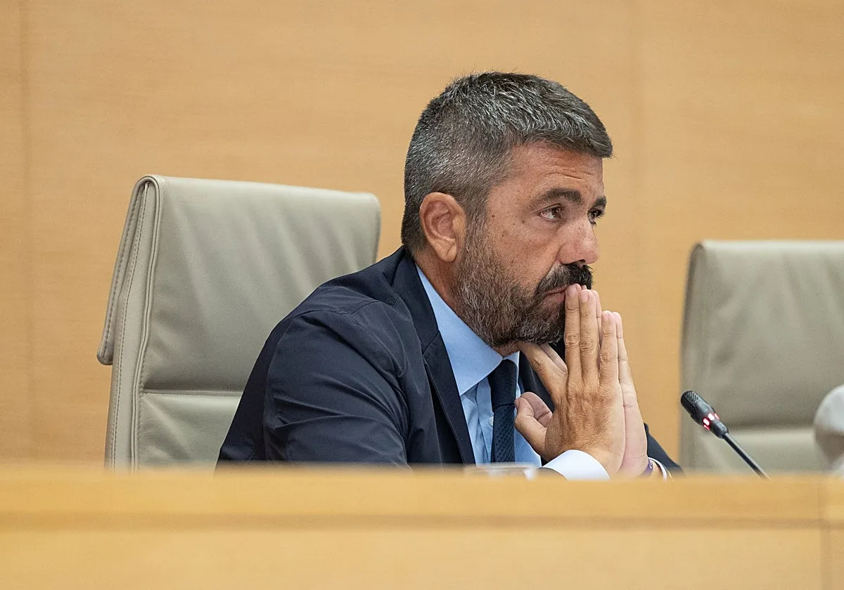 Mazón calla en la comisión de la dana y la izquierda explota contra él