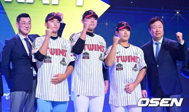 "10번째 순번이었는데 좋은 지명이었다" 150km 파이어볼러 투수-포수 랭킹 1위, 차명석 단장 입담은 '라밤바'에 밀렸다