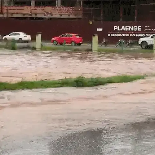 Chuva alaga ruas e deixa carros presos no entorno do Parque das Nações