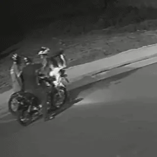 Entregador é rendido por dupla armada e tem moto roubada em entrega