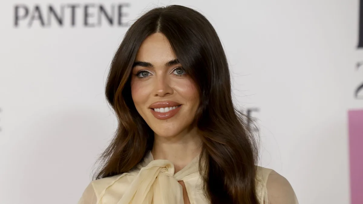 El vestido de Zara de Violeta Mangriñán es perfecto para una noche de verano y lo querrás llevar con sandalias