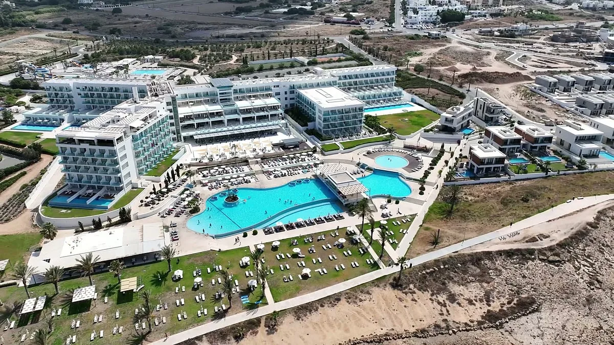 Britânico declara-se culpado pela morte do filho, que caiu da janela do quarto andar de um hotel no Chipre